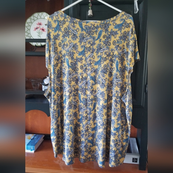 Like new plus 3x woman top. I wore only a couple times. Very soft and comfy. - Picture 4 of 6